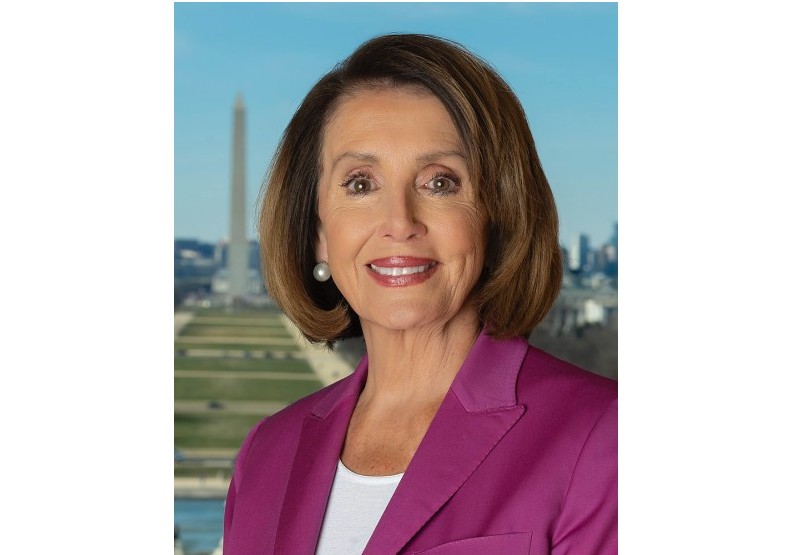 若川普病情惡化，彭斯也染疫無法接任，順位替補人選為眾議院議長裴洛西。圖來自維基百科