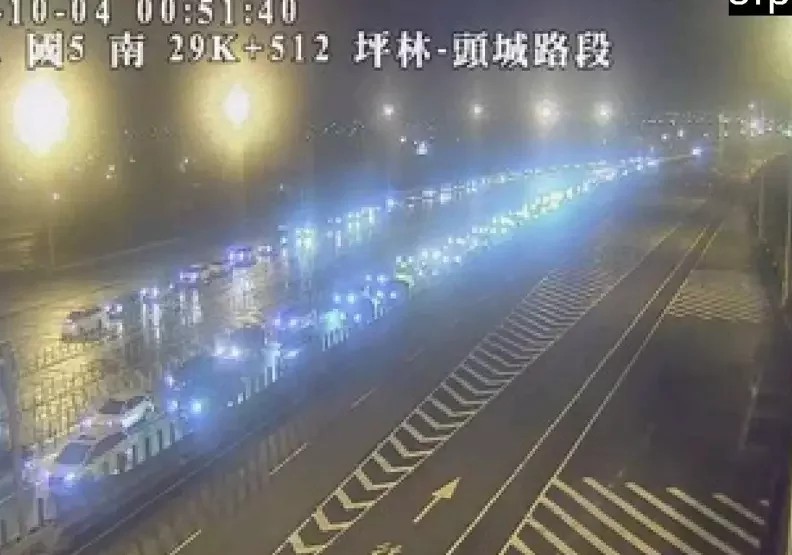中秋連假第三天，國5北返車流一直塞到今天凌晨。圖片截自高公局國道即時系統