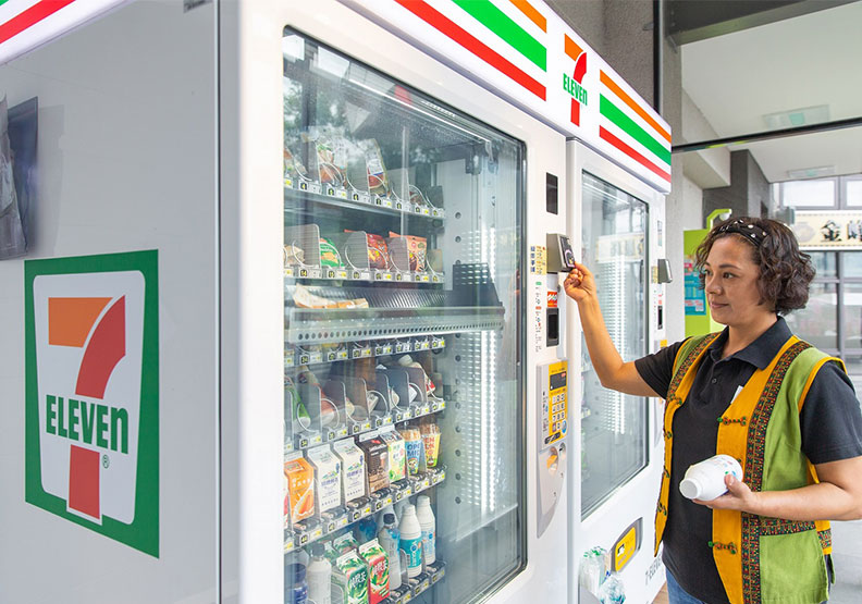 7-ELEVEN金倫門市透過智FUN機將門市服務延伸到金峰鄉深山處、聘用當地人補貨。7-ELEVEN提供