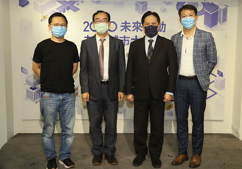 圖／左起為Gogoro產品長彭明義、台灣智慧移動產業協會理事長兼中華經濟研究院副院長王健全、新北市副市長吳明機、遠見雜誌總編輯李建興。