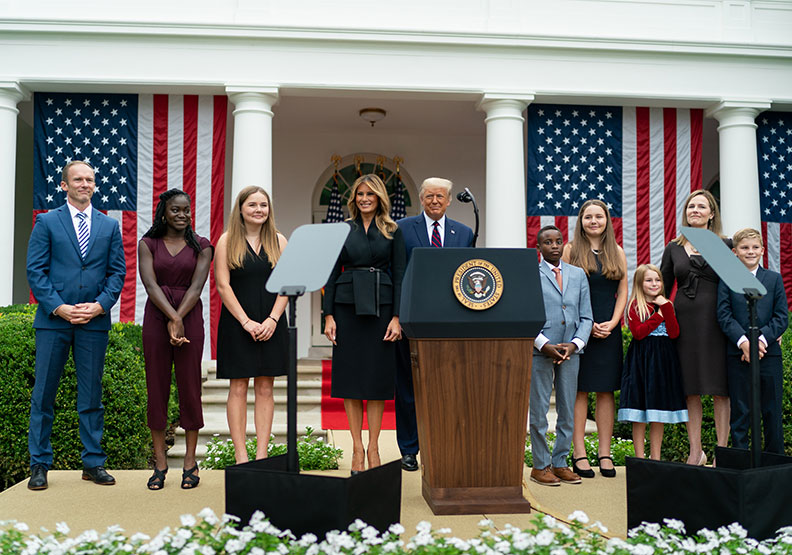 川普於白宮草坪進行提名大法官巴瑞特(Amy Coney Barrett)的儀式。Flickr by The White House