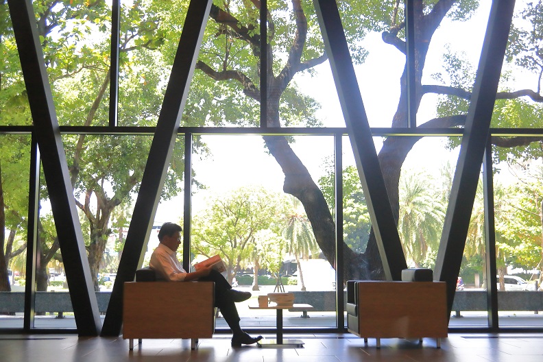 猶如森林中的圖書館，屏東縣立圖書館總館華麗變身，成為下半年詢問度最高的文化場域。