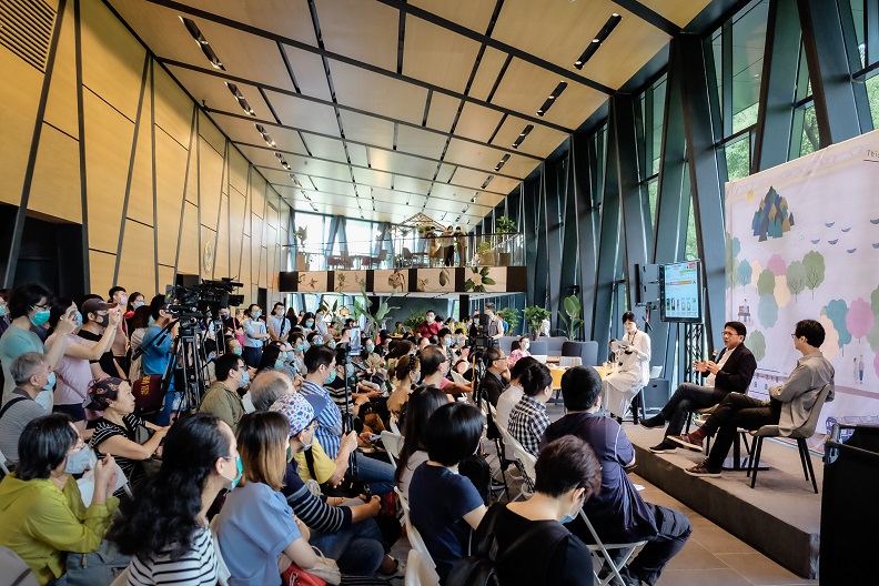 為了不讓圖書館淪為蚊子館，潘孟安提前將使用族群納入考量，重新開館後受到不同年齡層的喜愛。