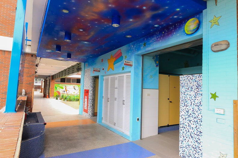 廁所不再是陰暗惡臭的角落,屏東縣信義國小以銀河星空為主題,翻轉傳統的印象。