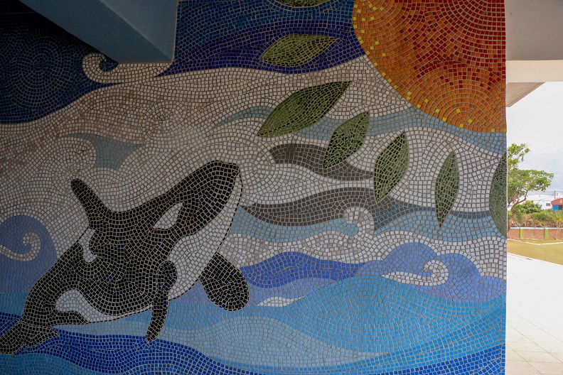馬賽克藝術牆融入在地海洋元素,加祿國小枋山分校已有70幾年的歷史,華麗轉身後被網友封為最美的鯨魚小學。