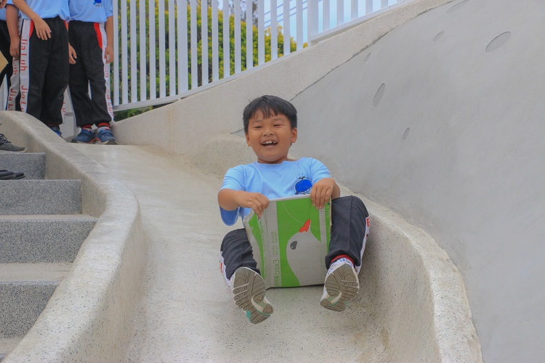 潘孟安縣長心目中的校園,不是豪華外觀、有著縣長名字落款的校門,而是一座能讓孩子安全快樂學習的樂園。