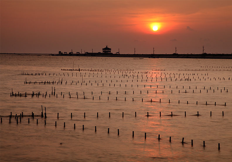 圖／台南七股鹽山夕陽景色。Flickr by CheWei Chang