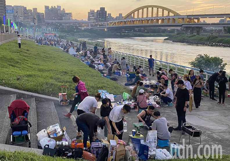 圖／中秋連假，北市開放多處河濱公園讓民眾烤肉。聯合報系提供