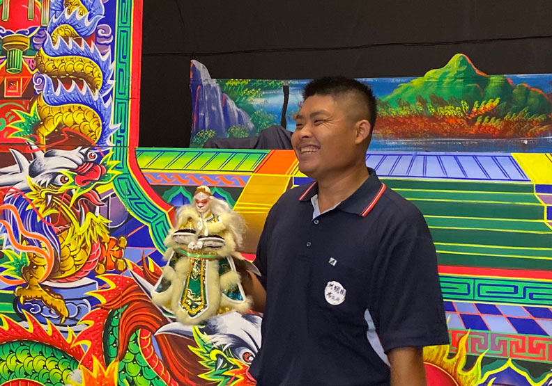 洲明園團長林志豪對布袋戲表演有許多想法。