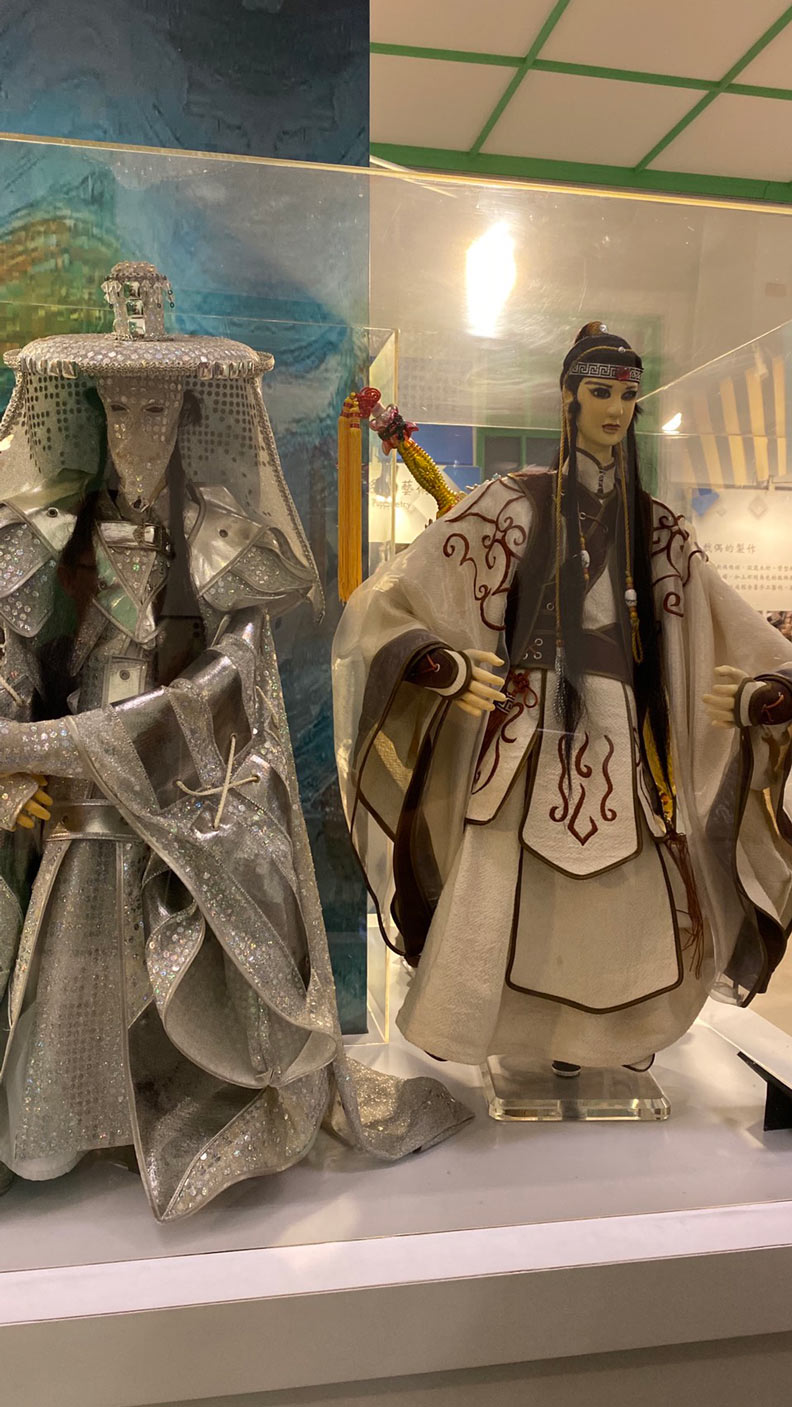 台灣最知名的布袋戲角色:史艷文和藏鏡人。