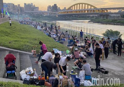 中秋烤肉烤出60噸垃圾！北市河濱公園明年擬縮減烤肉區