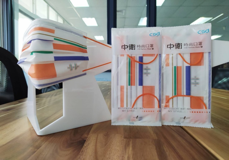 人氣夯爆、設計前衛的四色國慶口罩,是新銳設計師曾國展的代表作。圖片摘自CSD中衛 臉書