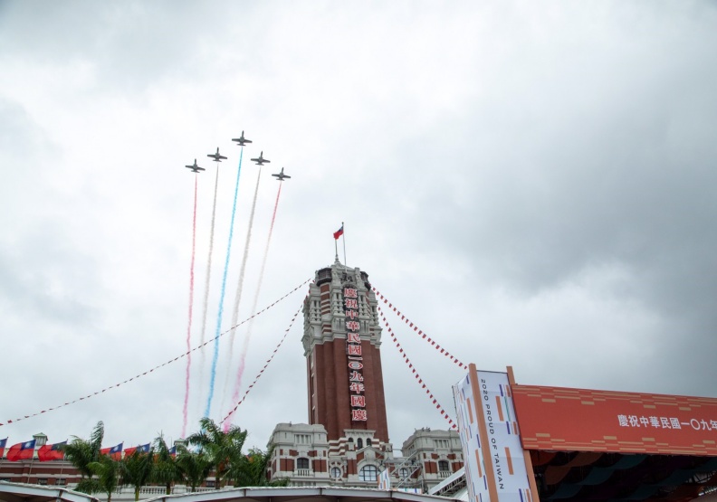 2020雙十國慶，空軍戰機大雁隊形飛過總統府。池孟諭攝。