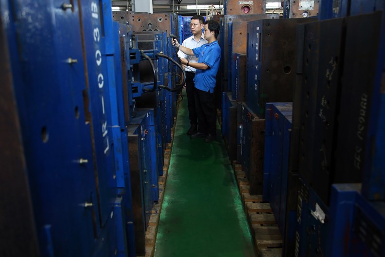 龍鋒企業是第一家登記註冊為車燈改裝的公司。