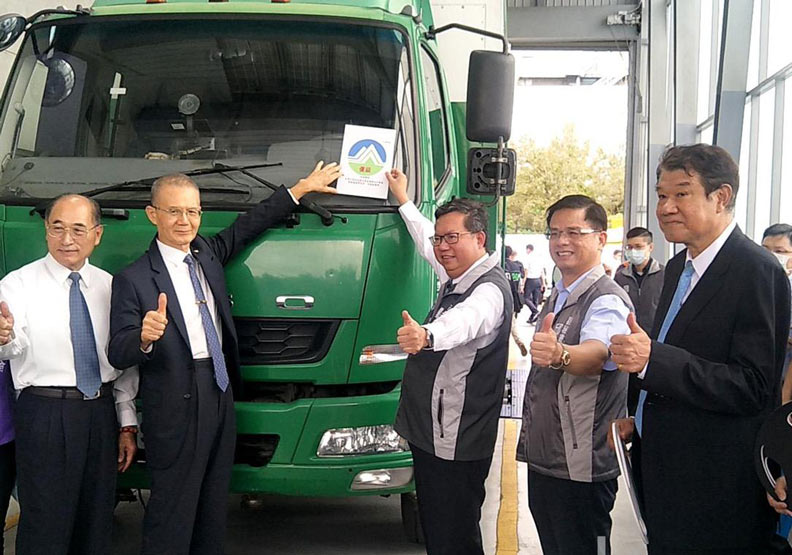 鄭文燦(右三)主持低碳物流車隊聯盟誓師儀式。