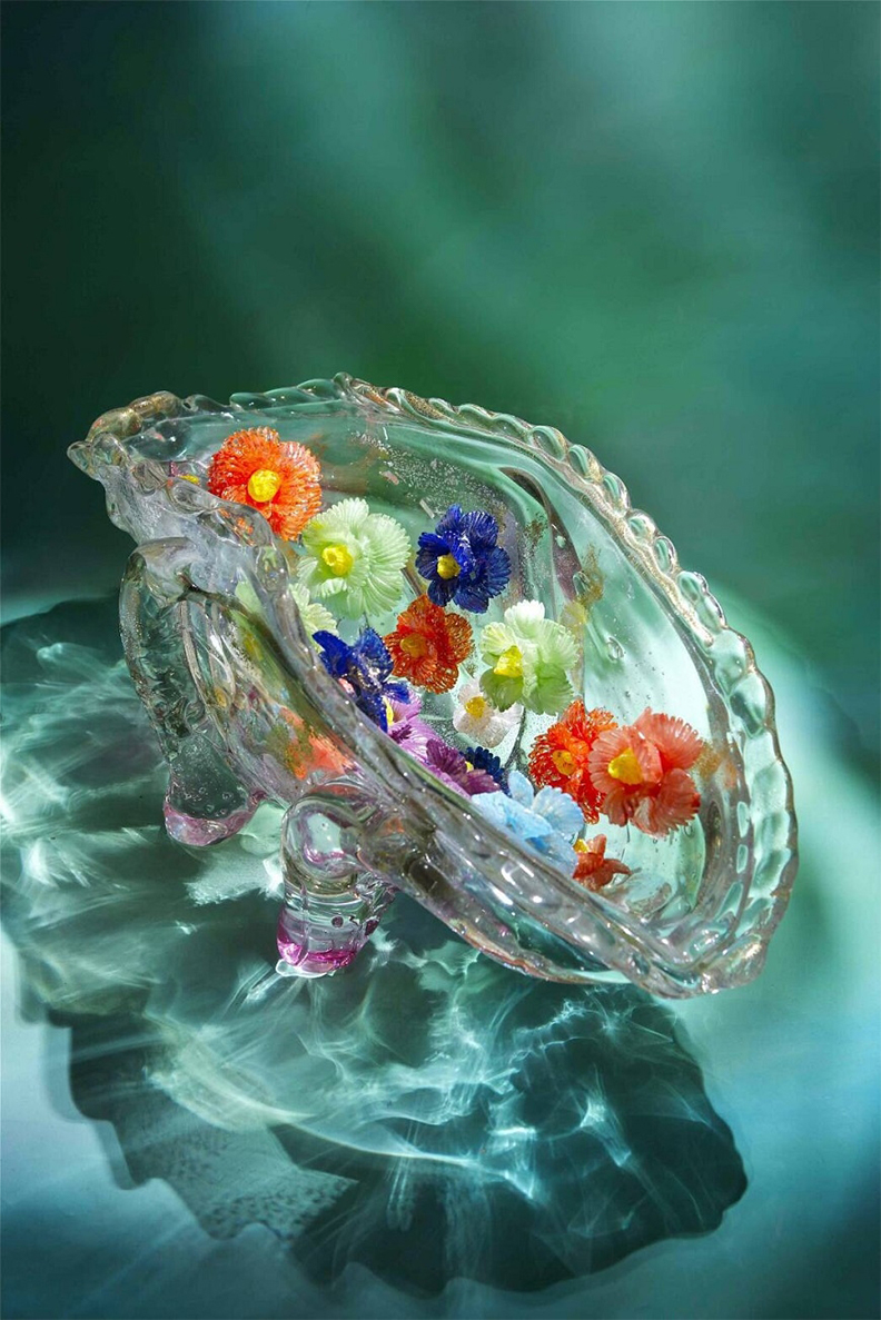 將花藝與琉璃技術結合在一起,展現出周丹薇獨特的美學魅力。