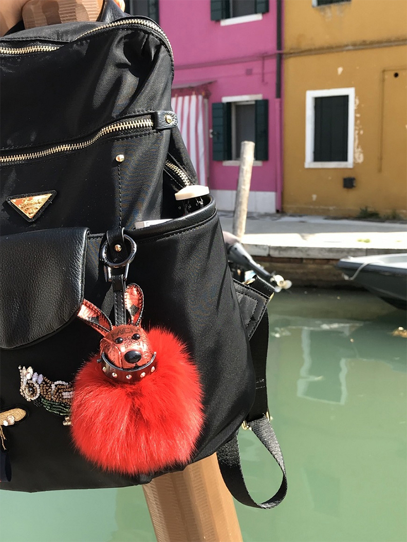 媽媽屬兔,這個小兔子對她而言就像媽媽的象徵,媽媽離世後,周丹薇帶著小兔子一起去義大利上學。