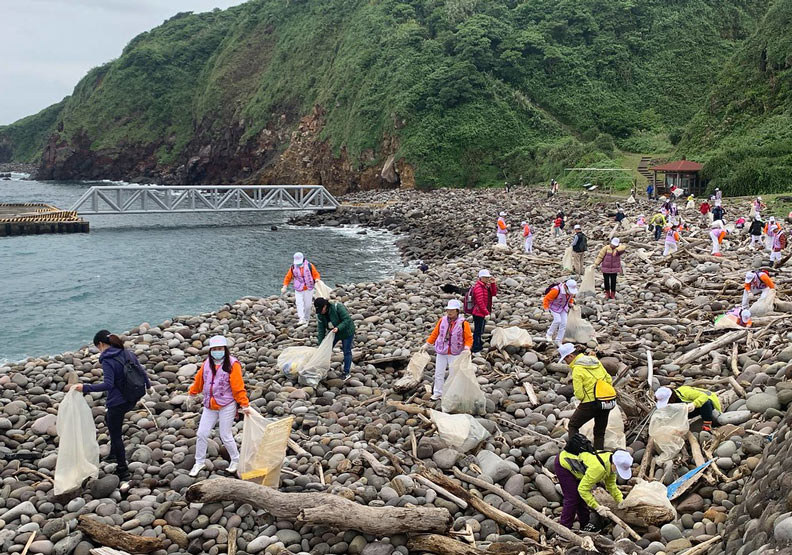龜山島仍受海漂垃圾影響,每年開放前都會舉行淨灘活動。圖片來源:東北角暨宜蘭海岸風景管理處