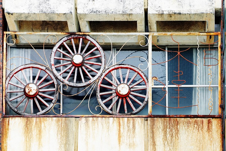 國境之南的「車輪」鐵窗花。 (圖片取自老屋顏)