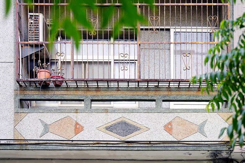 鐵窗花隱藏在城市各角落。(圖片取自老屋顏)