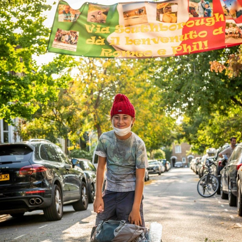 抵達英國的他受到熱烈歡迎