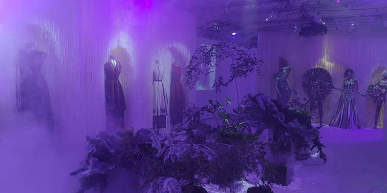 「原始直覺」展廳以白色流蘇營造出如瀑布的氣氛,讓參觀者體驗走入山林的感受。取自BeautiMode