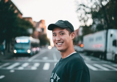 生活吧，就像今天是末日一樣！別浪費時間去懷疑人生