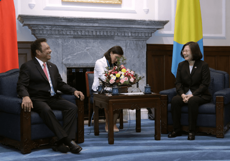 2018年11月12日,蔡英文總統會見帛琉共和國雷蒙傑索總統(左)。取自總統府