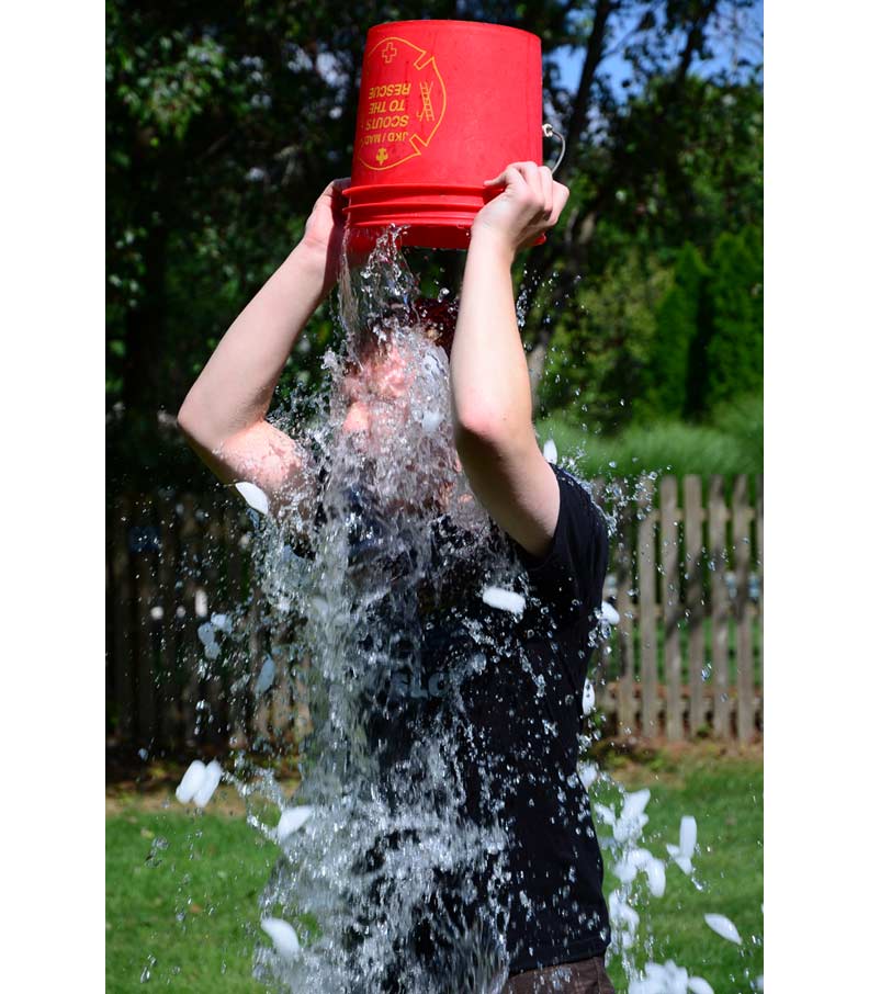 冰桶挑戰。取自維基百科