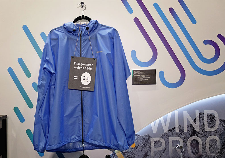 興采與關係企業聚紡合作推出超輕量外套，可用於後疫情登山、外出使用。王昱翔攝