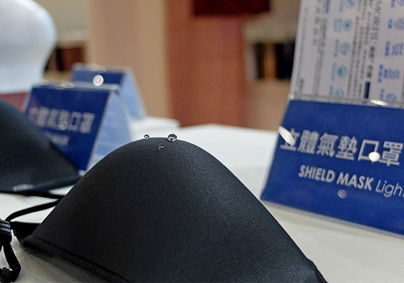 儒鴻推出的機能布口罩，表層面料具撥水功能，可防止液體滲入。王昱翔攝