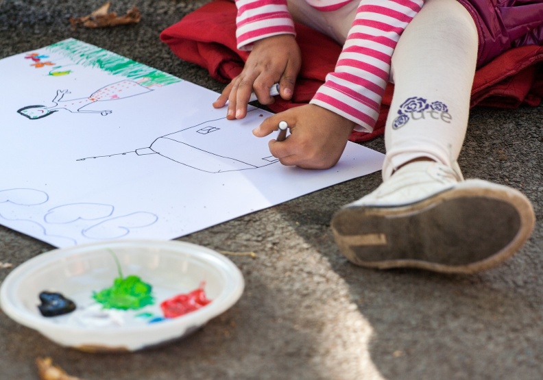 慣用左手的人在成長的歷程中需要面對的挑戰、克服的困難,實在超越我們的想像。(僅為情境圖。取自pexels)