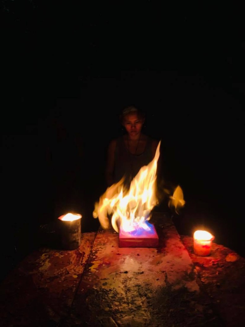 辦在陽明山上的繪畫工作坊,參與者們在塗完顏料、倒上燃燒融化的蠟以後,最後一個步驟就是以「火的儀式」封畫。Raul Gasque提供