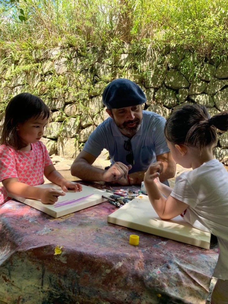 藝術家指導小朋友作畫。 Raul Gasque提供