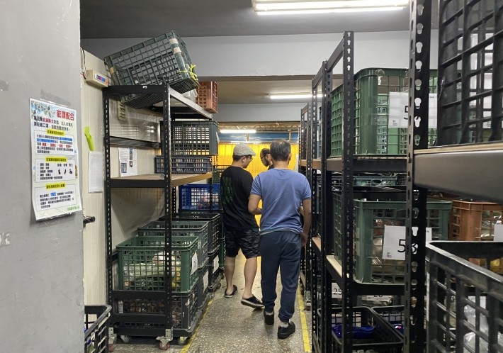 清晨 5 點,菜蟲農食團隊就已開始處理蔬果採購者的訂單。來源:社企流 iLab 加速器