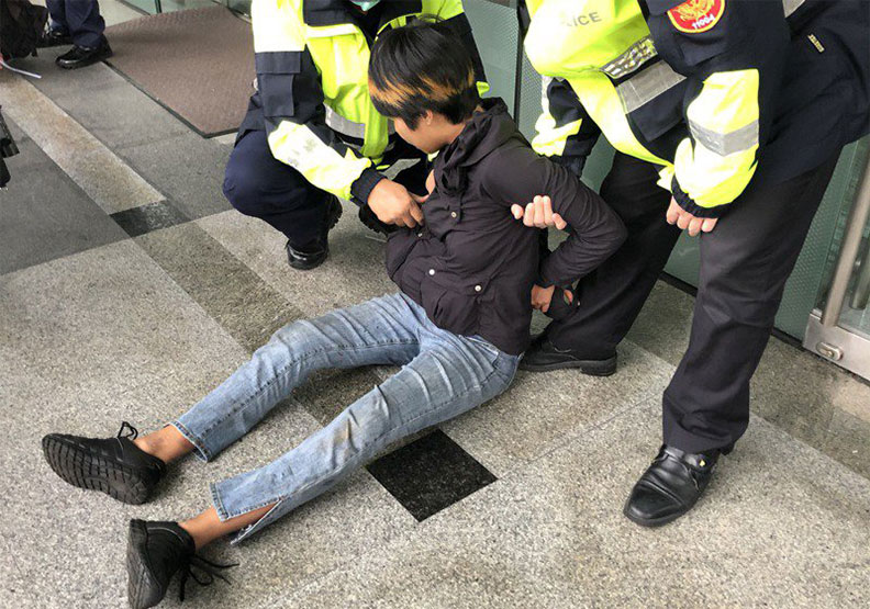 圖／聲援者遭警方壓制管束。聯合新聞網提供
