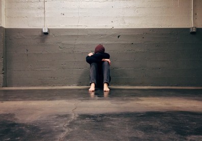 別人稱讚都是假的，批評都是真的！你也得了「認同上癮症」?