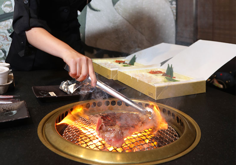 乾杯堅持便當必須接單才製作，對於燒肉的溫度也有嚴格的要求。