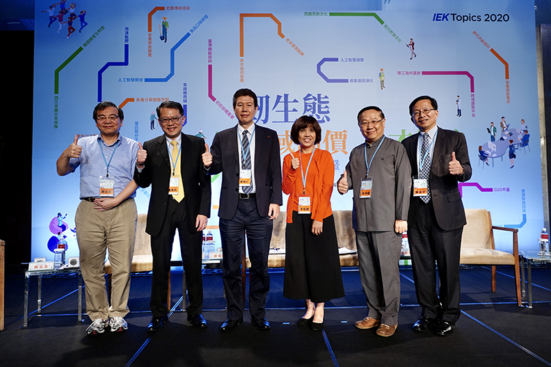 工研院資通所所長闕志克、酷基公司總經理鍾逸鈞、台灣生醫公司總經理廖俊仁、弘道老人福利基金會執行長李若綺、健格科技公司董事長李坤鍾、工研院產科國際所所長蘇孟宗(左起)。