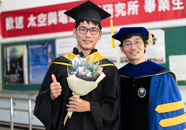 圖／「台版鋼鐵人」陳國益（左）與曾指導他的成功大學太空與電漿所助理教授張博宇合影。取自陳國益臉書