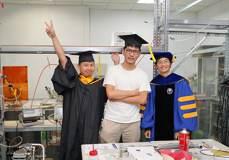 「台版鋼鐵人」陳國益(中)、曾指導他的成功大學太空與電漿所助理教授張博宇(右)。取自陳國益臉書