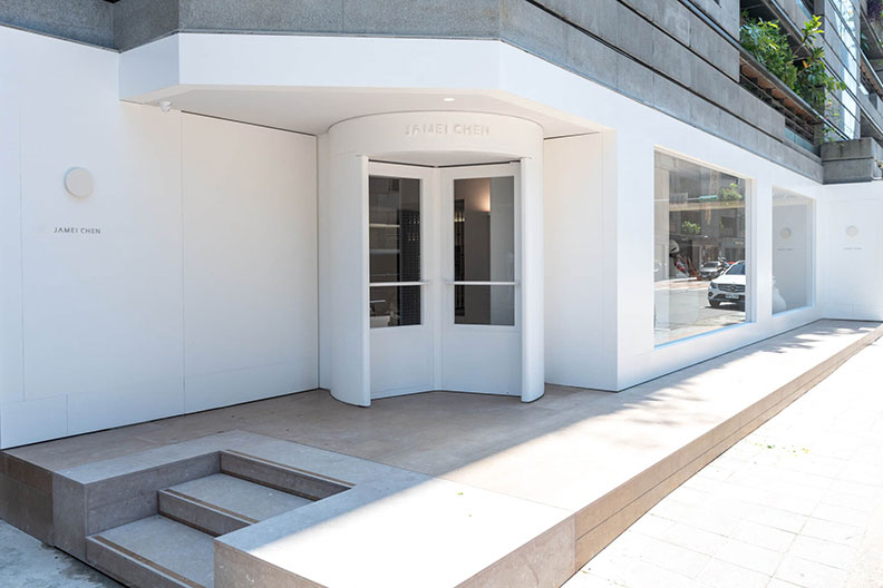 座落於大安區住宅間的Jamei Chen大安概念店，以純白展現「信念」的純粹性。取自Jamei Chen