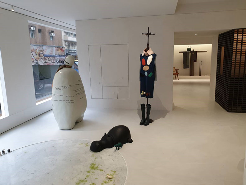 喜愛大自然的Jamei Chen，在大安概念店中布置了有如非洲大草園的雕塑裝置，一旁的白色雕像裝飾著泰戈爾的詩詞與Jamei Chen 2019秋冬系列《回到童年》（Back to Childhood）。取自BeautiMode