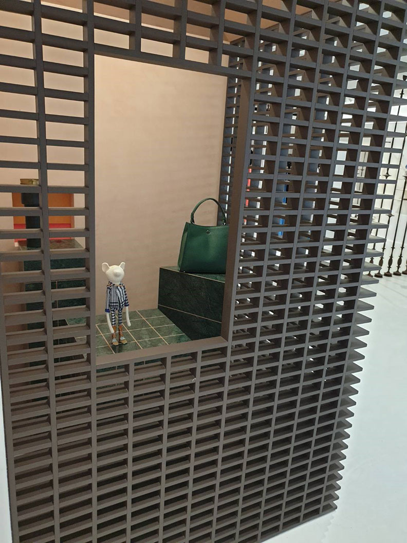 宛如教堂告解室的展示空間，後方正方形的小窗讓訪客得以從更衣間看見Jamei Chen的包袋。取自BeautiMode