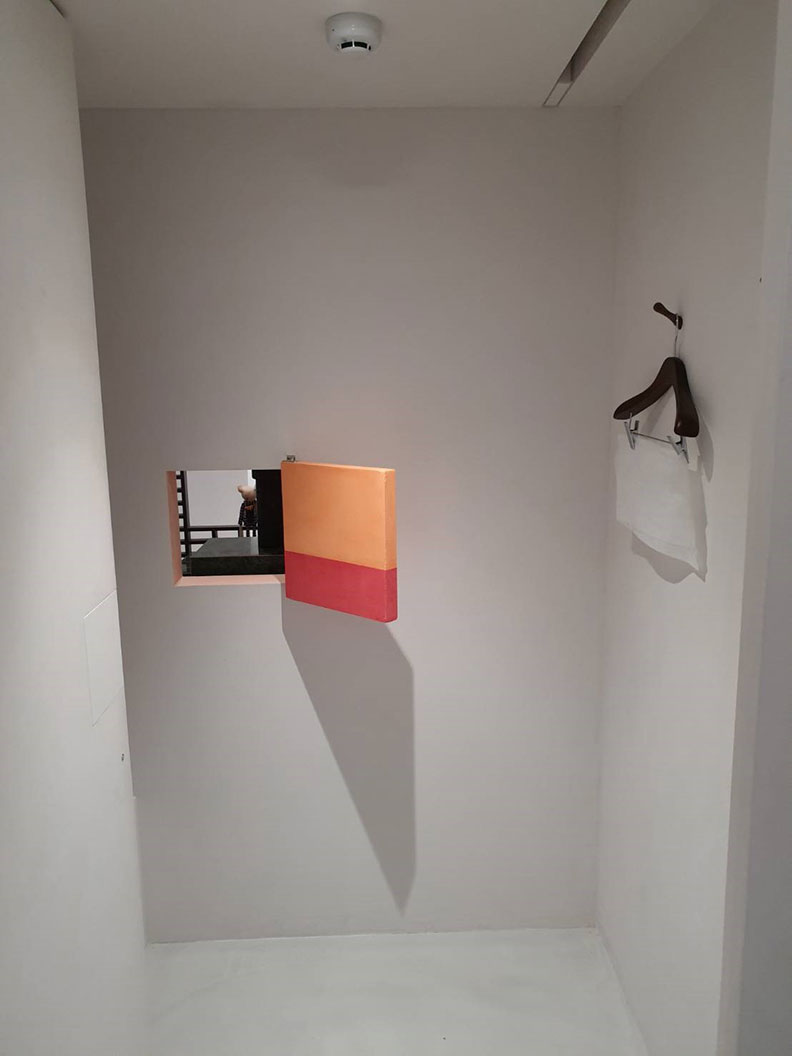 講求隱私的試衣間，對時尚迷而言如同向時裝表白的告解室，牆上的小窗讓人得以直接看見包袋與店外景色。取自BeautiMode