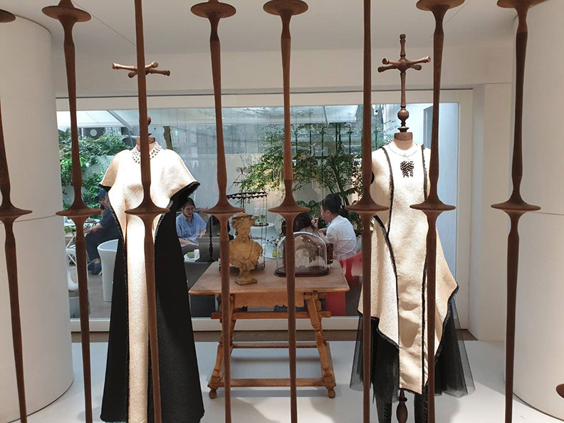 參考米蘭大教堂外部飛升樑柱的木質欄柱，為整體空間增添復古氛圍。取自BeautiMode