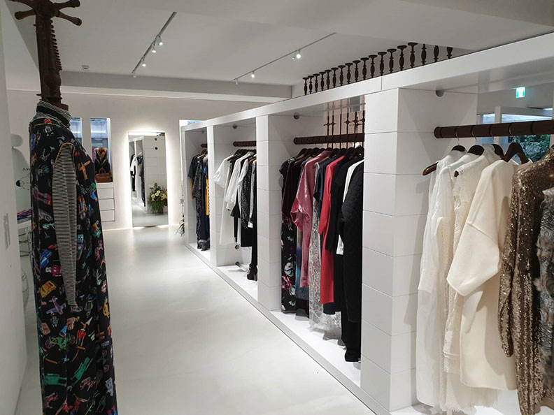 介於成衣與訂製服之間的Jamei Chen《In Addition》系列，展示於展演長廊中段，象徵系列之中間的對話。取自BeautiMode