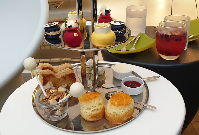 文華東方酒店 x Jamei Chen下午茶快閃店配合Jamei Chen 2020秋冬系列《回到童年》的主題，設計了呼應服裝顏色與旋轉木馬形象的餐點。取自BeautiMode