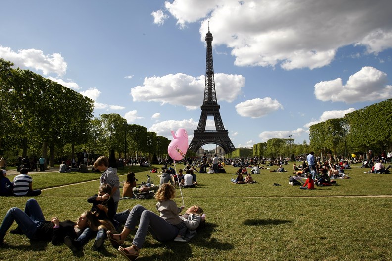 巴黎每年總吸引大批慕名而來的觀光客。