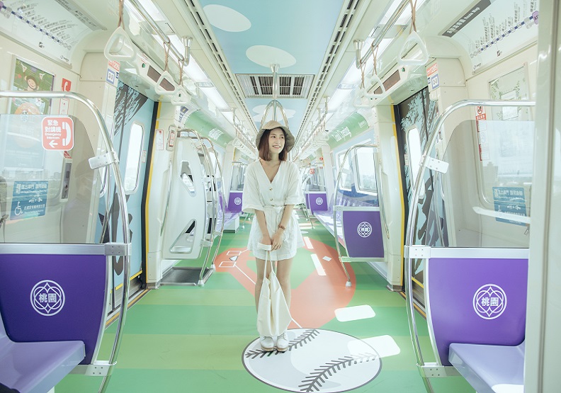 不論是自行開車，或者搭乘高鐵、機場捷運來青埔都非常方便。年底前還有機會搭上「桃園最青」機場捷運彩繪列車。邀請國人不能出國就來桃園玩。